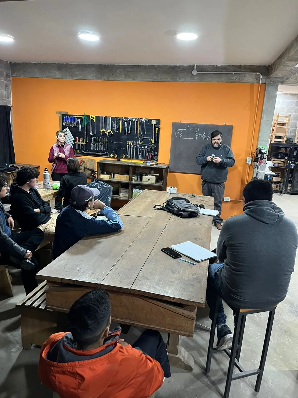 Contactores y motor trifásico: la práctica de hoy en la Extensión de Electricista